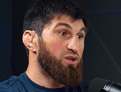 фото - Анкалаев назвал причину невероятной стойкости Перейры от тейкдаунов