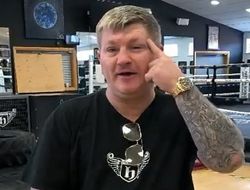 фото - У Рикки Хэттона подгорает от боя Мейвезер–Пол  