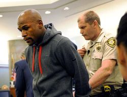 фото - Экс-подруга Мэйуэзера через суд требует у боксёра $20 млн