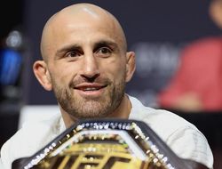 фото - Волкановски против Махачева или Оливейры: букмекеры назвали фаворитов