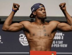 фото - Боец UFC Кевин Холланд бьёт интернет-троллей: видео