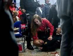 фото - Тренер-ветеран Джеймс Али Башир подвергся нападению: шокирующие фото и видео