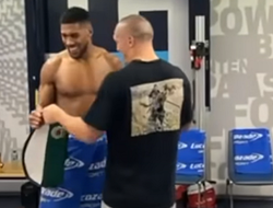 фото - Усик вернул Джошуа чемпионские пояса — видео из раздевалок