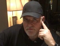 фото - Джон Фьюри завёл Twitter и уже сидит дома — в кибитке: видео