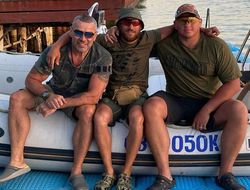 фото - Ломаченко с друзьями и уловом, стычка на прессере BKFC, Сондерс о решении Канело — соцсети 