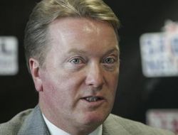 фото - Фрэнк Уоррен ждёт большого успеха Ломаченко в бою с Линаресом