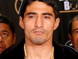 фото - Моралес получил травму, бой с Паэсом отменен