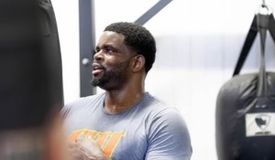 Бой супертяжей Чейни и Флореса завершился капитуляцией на табуретке