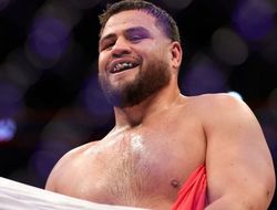 фото - Тай Туиваса вырубил Деррика Льюиса на UFC 271