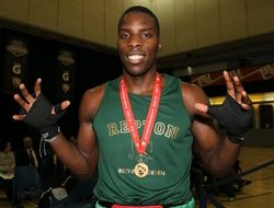 фото - Дебют за 20 секунд: Лоуренс Околи жёстко вынес соперника — видео