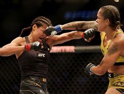 фото - UFC 277: бонусы и видео лучших моментов турнира в Далласе