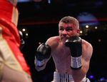 Бой года в шоу Хирна: Смит удосрочил Фаулера — видео