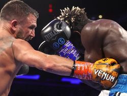 фото - Усик поздравил Ломаченко, Кроуфорд пришёл с ним в тулупчике: фото