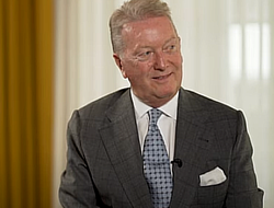 фото - Дюбуа нельзя этого делать в бою с Усиком — Уоррен предостерёг своего боксёра