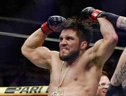 фото - UFC 249. Генри Сехудо отстоял титул, забив экс-чемпиона Круса