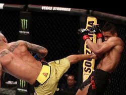 фото - UFC. Чарльз Оливейра задушил Кевина Ли, Бёрнс быстро забил Майя