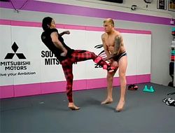 фото - Крис Жустино постоянно избивает мужиков на тренировках — тренер