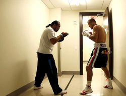 фото - Ковалёв может нокаутировать Уорда в начале боя — тренер