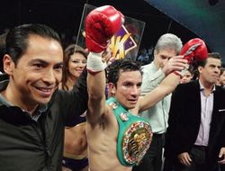 фото - Адриан Эрнандес отстоял титул WBC, остановив Ханиэля Риверу