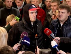 фото - Видео: как Александр Усик в нокдауне побывал