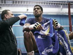 фото - У Джошуа проблема — на бой с Фьюри может остаться без тренера