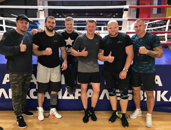 фото - План Ломаченко на Лопеса, Поветкин снова спаррингует с Шевадзуцким, Бивол завершил сбор — соцсети 