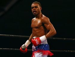 фото - Эррол Спенс защитил титул, вынудив Ламонта Питерсона сдаться 