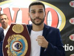 фото - Единственный действующий чемпион мира из Пуэрто-Рико позирует с титулом: фото