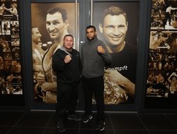 фото - Соперник Усика посетил Музей достижений братьев Кличко