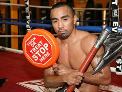 фото - 5-кратный претендент «Рокки» Хуарес неожиданно побил Рене Альварадо