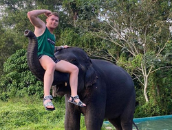 фото - Канело на хоботе, Хабиб на горбах, Хан с трофеем Формулы-1 — соцсети 