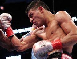 фото - Абнер Марес давит на Де Ла Хойю, желая бой с Нонито Донэйром