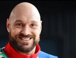 фото - Фьюри оголил мамон на входе в пиццерию. Топлесс-гастроли продолжаются — фото