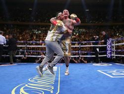 фото - Энди Руис оголил зад, чтобы вы лучше рассмотрели его татуху: видео 18+