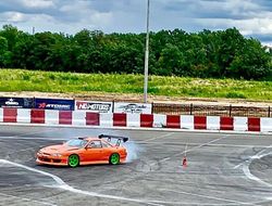 фото - Ломаченко демонстрирует навыки дрифта под Киевом — видео с автодрома