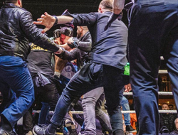 фото - Уроженца России жёстко апсетнули в бою за титул. Смотрите, что произошло после этого: видео