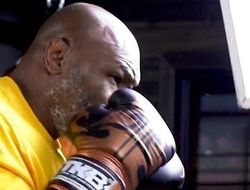 фото - Майк Тайсон собрался в ММА? Он спаррингует в клетке — видео