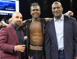 фото - Ещё апсет! Сын Холифилда проиграл нокаутом джорнимену: видео