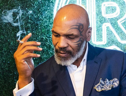 фото - Видео. Майк Тайсон закурил и проиграл в армрестлинге — легенду одолел рэпер