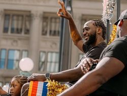 фото - Парад Кроуфорда закончился инцидентом с копами — Теренса держали под прицелом: видео