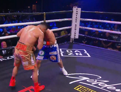 фото - Санчес и Сантибанес подарили классический «бой в телефонной будке»: видео