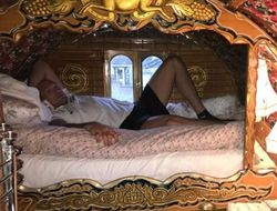 фото - Ковалёв истекает кровью, Цыганский король в опочивальне, Мэйуэзер показал свои украшения — соцсети