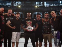 фото - Майк Тайсон принял участие в All Elite Wrestling, угрожал голым торсом (+ видео)