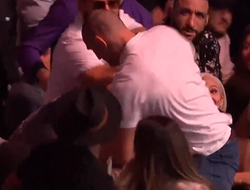 фото - Жесть! Стриклэнд набросился с кулаками на Дю Плесси на трибунах UFC 296 — видео