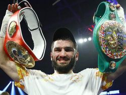 фото - Артур Бетербиев нокаутировал Адама Дайнеса