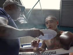 фото - Юбэнк-младший уплетает гамбургер, Бенн ткнул отцу в лицо тортом — видео