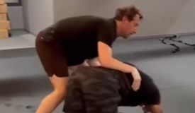 Фанаты в шоке! Цукерберг «уронил» Перейру в спарринге: видео Фанаты в шоке! Цукерберг «уронил» Перейру в спарринге: видео