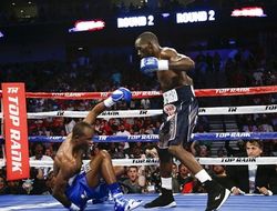 фото - Лучшие моменты боя Теренса Кроуфорда и Джулиуса Индонго — видео от vRINGe.com