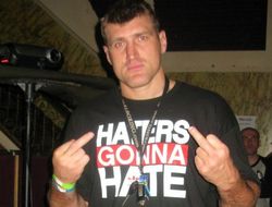 фото - Мариуш Вах поедет в Англию — заключил контракт на бой с Уайтом