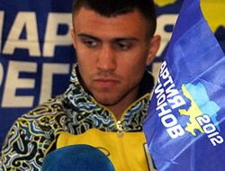 фото - Кадр дня: Василий Ломаченко отправляет спарринг-партнёра в нокдаун